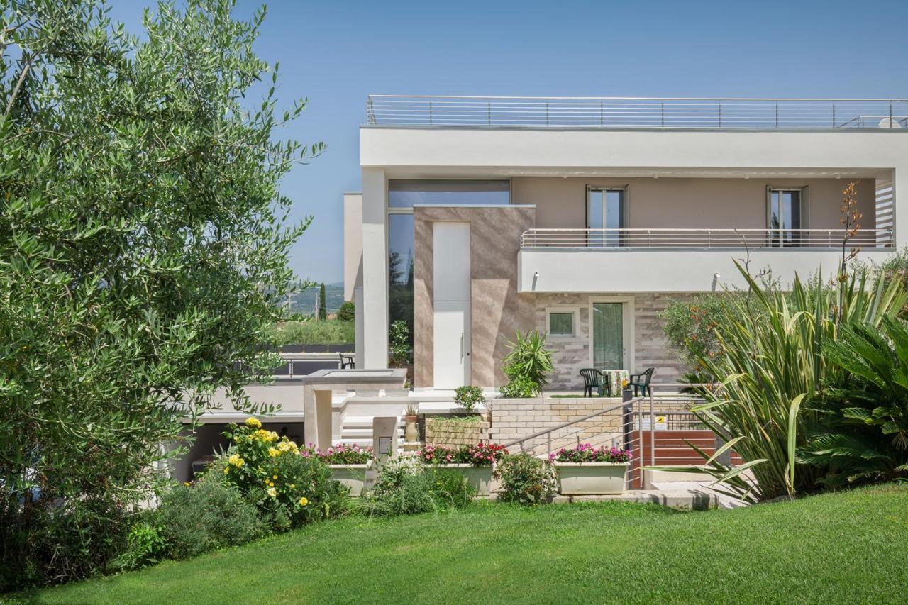 Villa Aurora-Holiday Home Apt 1 Bardolino Bagian luar foto