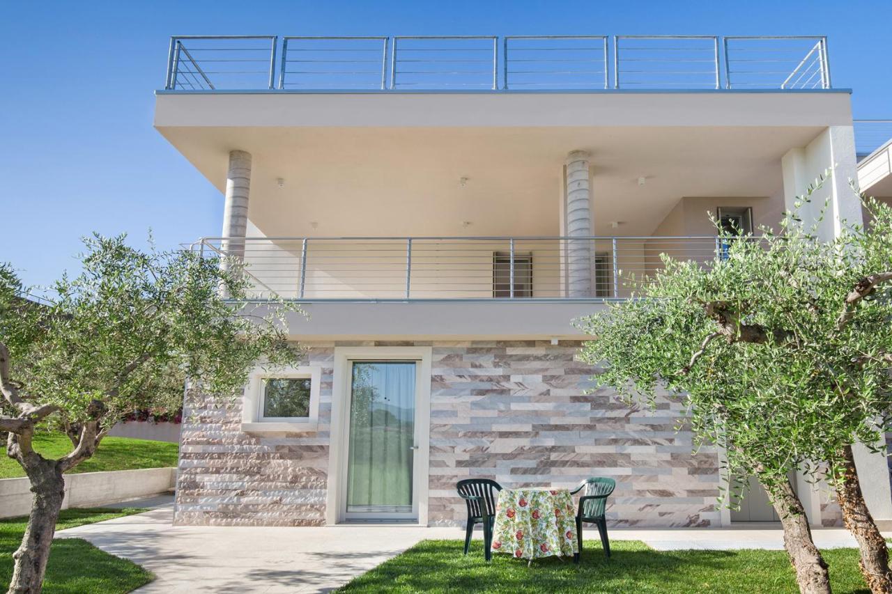 Villa Aurora-Holiday Home Apt 1 Bardolino Bagian luar foto