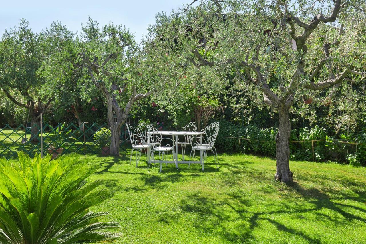 Villa Aurora-Holiday Home Apt 1 Bardolino Bagian luar foto